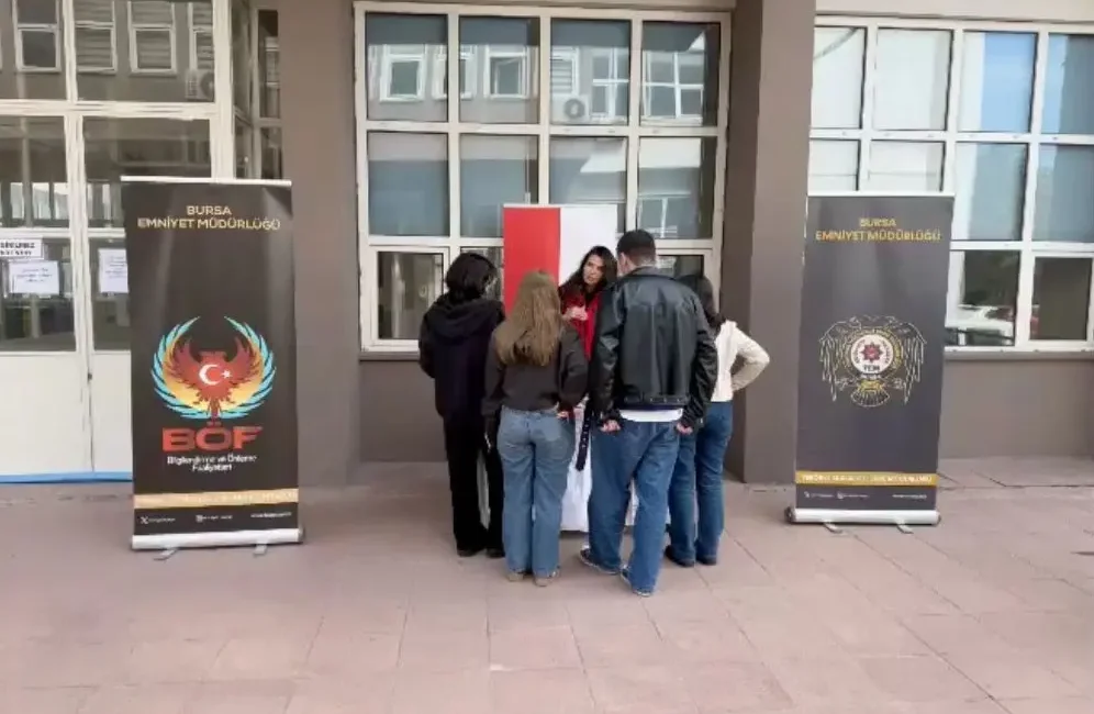 Bursa Polisi, Öğrencileri Bilgilendirmek Üzere Okul Okul Geziyor Terörle Mücadele