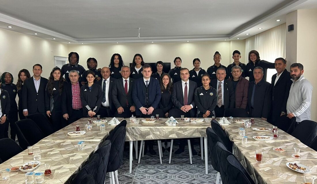 Hakkari Başsavcısı, Yüksekova Spor Kadın Futbol Takımı’na Destek Ziyaretinde Bulundu
