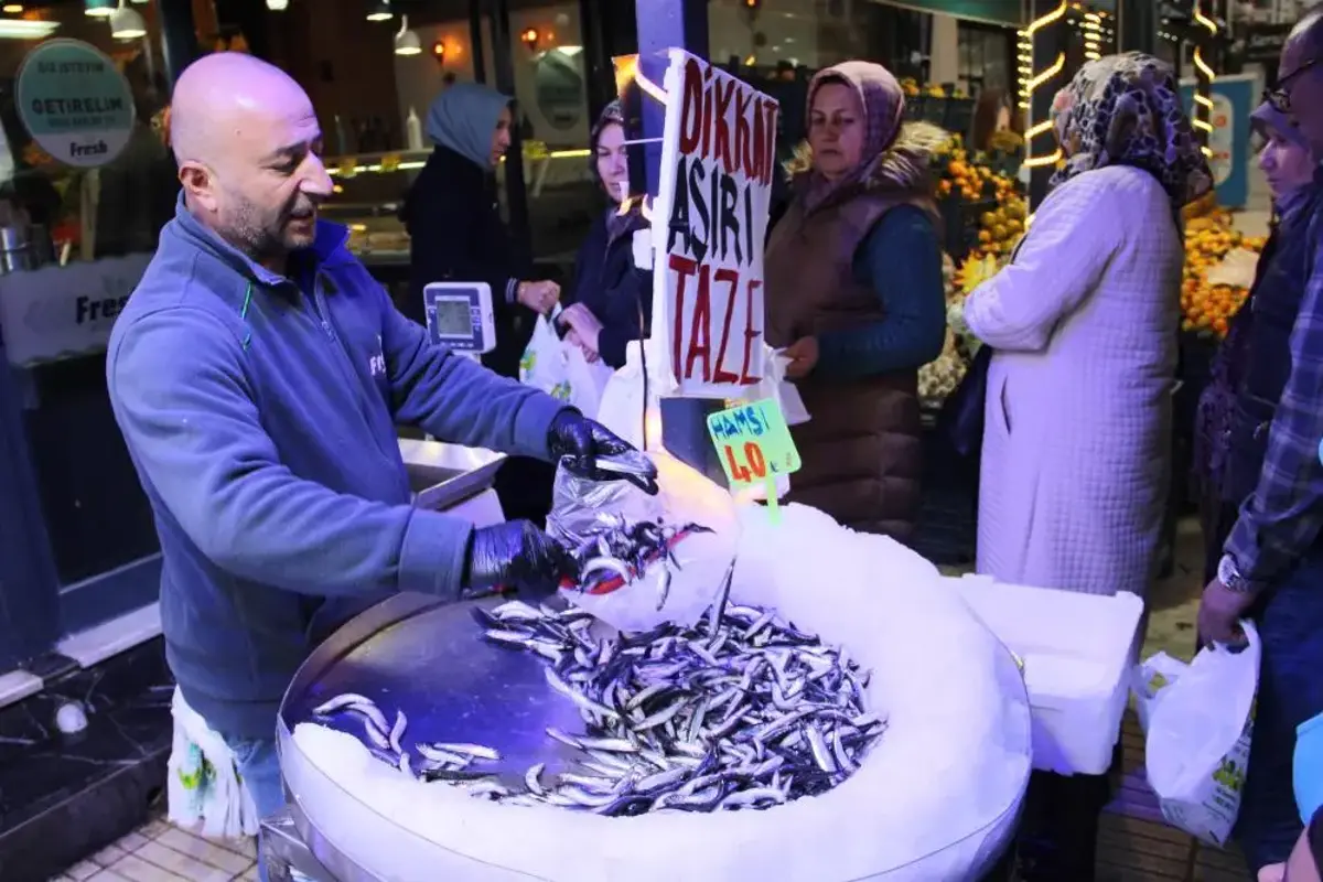 Son Dakika: Türkiye'nin En Ucuz Hamsisi İçin Kuyrukta Gelişme! Son Dakika Turkiyenin En Ucuz Hamsisi Icin Kuyrukta Gelisme