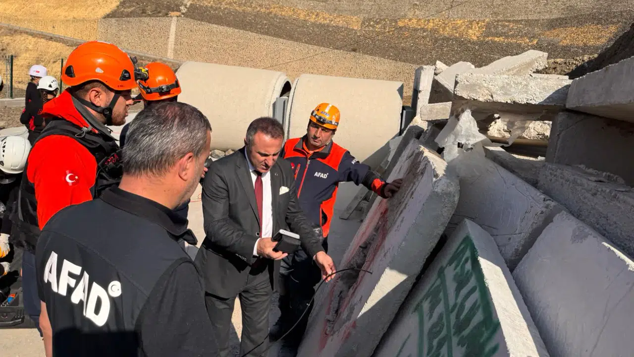 Üniversite Öğrencilerine YÖK Destekli Enkazda Arama-Kurtarma Eğitimi Universite Ogrencilerine YOK Destekli Enkazda Arama Kurtarma Egitimi
