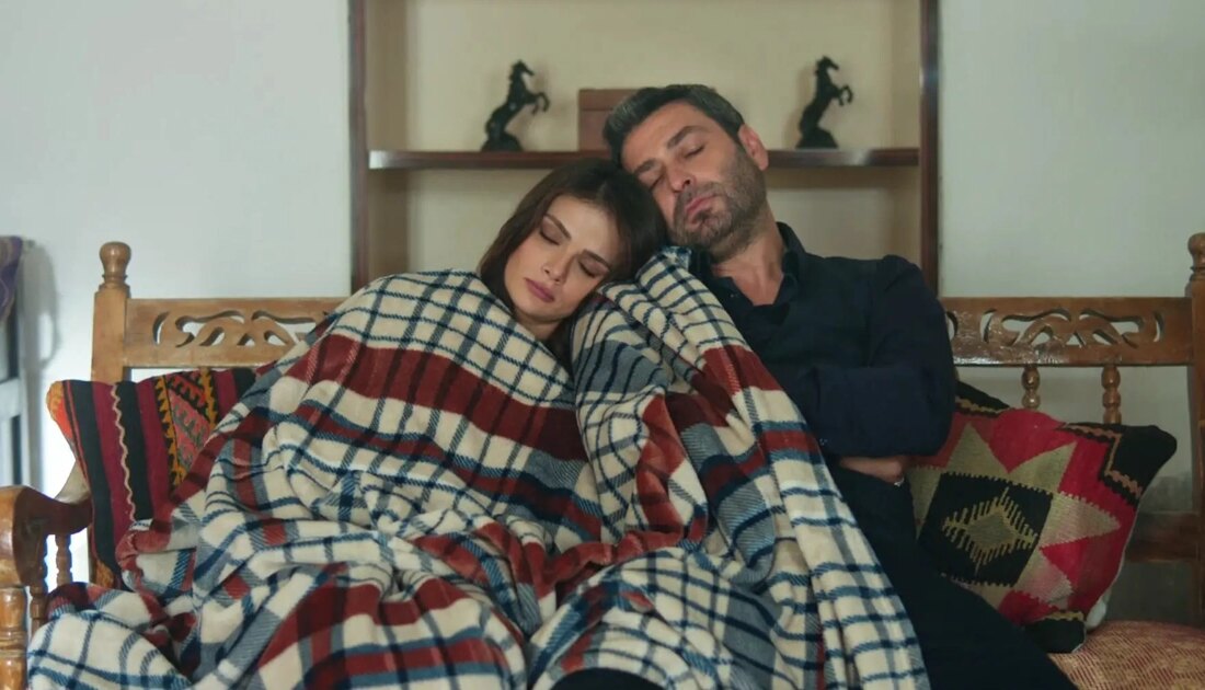 Uzak Şehir’de Aşk Dolu Gözyaşlarıyla Dolu Bir Gece Yaşandı! Sezen Aksu’dan Duygu Dolu Bir Hediye: "Çek Tetiği" Ozan Akbaba