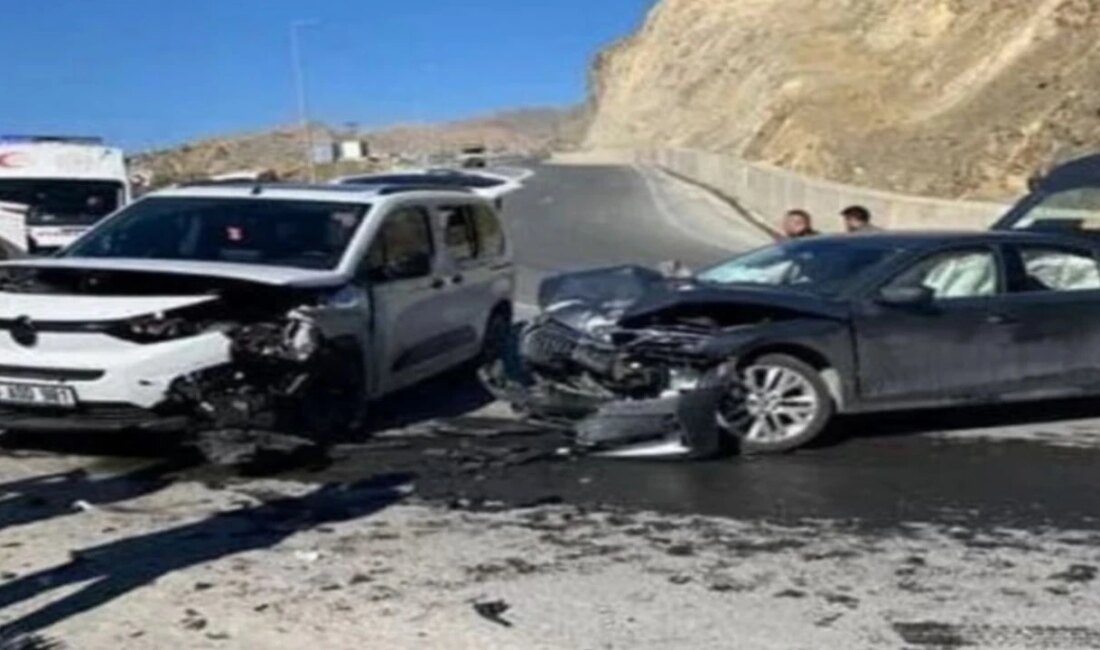 Seyir Tepe’de Trafik Kazası: 3 Yaralı Hakkari-Van Karayolu’nda Olay Hakkari-Van