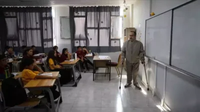 Yürümekte Zorluk Çeken Öğretmen: Hayallerini Gerçekleştiriyor Engelleri Aşarak Eğitim Alanında