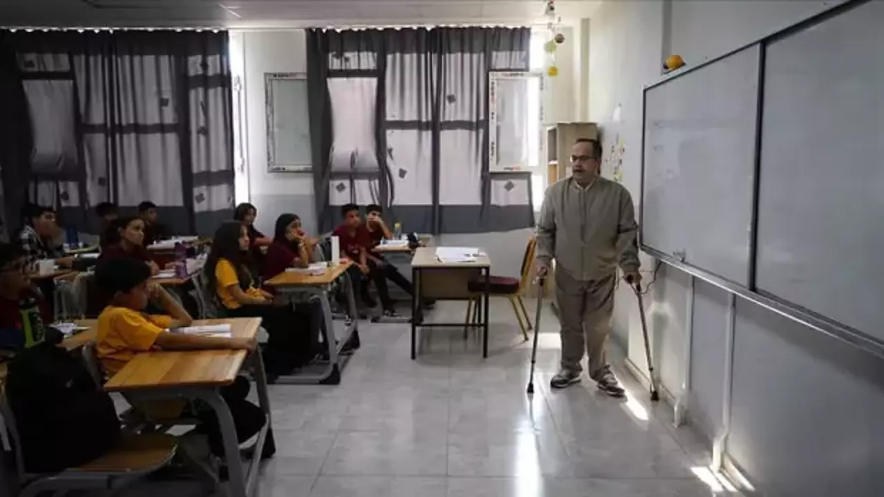 Yanlış iğneyle engelli kalan Veli öğretmen 22 yıldır azmiyle öğrencilerine örnek oluyor