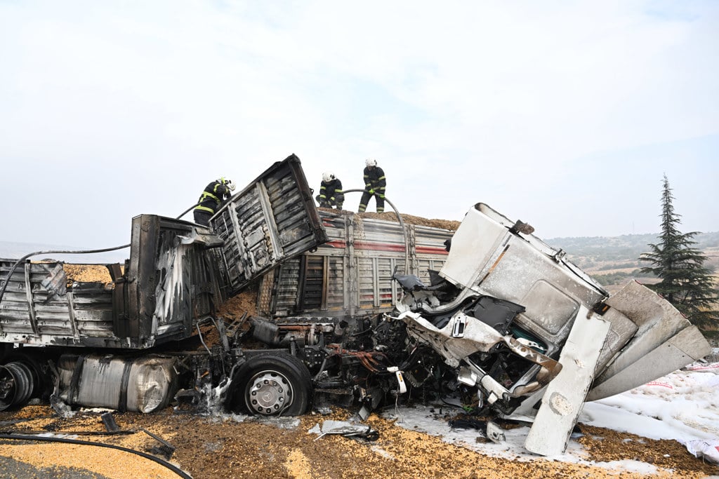 Gaziantep'te 3 TIR Çarpıştı, Alevler İçinde Korku Dolu Anlar Yaşandı Yangın sonrası TIR'lar