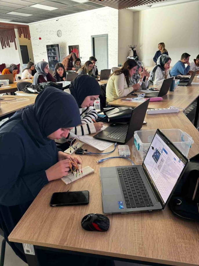 Kayseri Büyükşehir Bilişim Akademisi'nde Öğretmen Adayları Robotik Kodlama Eğitimi Alıyor Robotik Kodlama Dersi