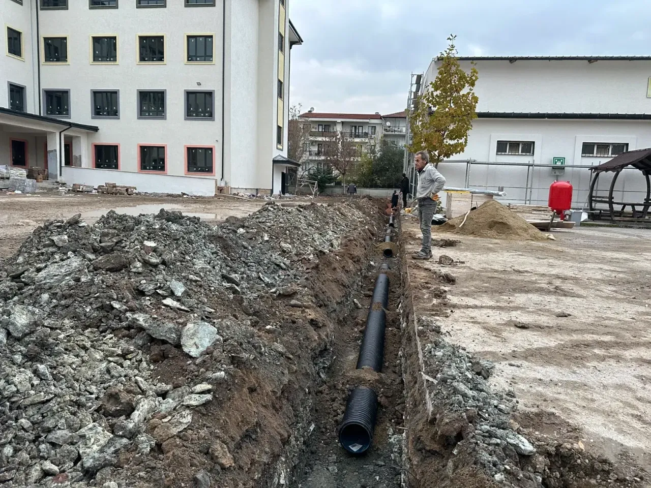 Yeni Okul Binasında Tatil Coşkusu: Veli Toplantıları ve Sınavlar! Yağmur suyu hatları yapılıyor