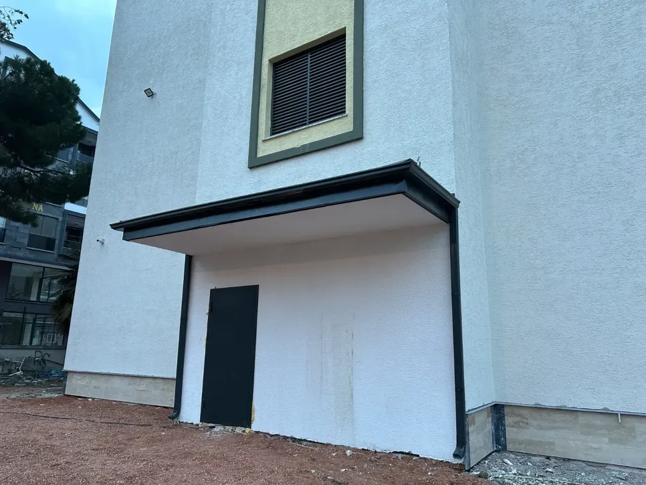 Yeni Okul Binasında Tatil Coşkusu: Veli Toplantıları ve Sınavlar! Yangın merdiveni kapısı da takıldı