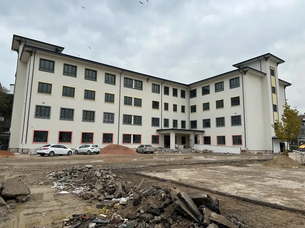 Yeni Okul Binasında Tatil Coşkusu: Veli Toplantıları ve Sınavlar! Yeni okul binasının inşa sürecinde sona geliniyor