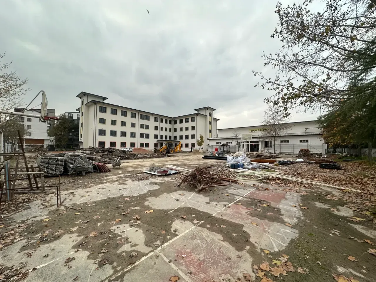 Yeni Okul Binasında Tatil Coşkusu: Veli Toplantıları ve Sınavlar! Yeni binada sona geliniyor