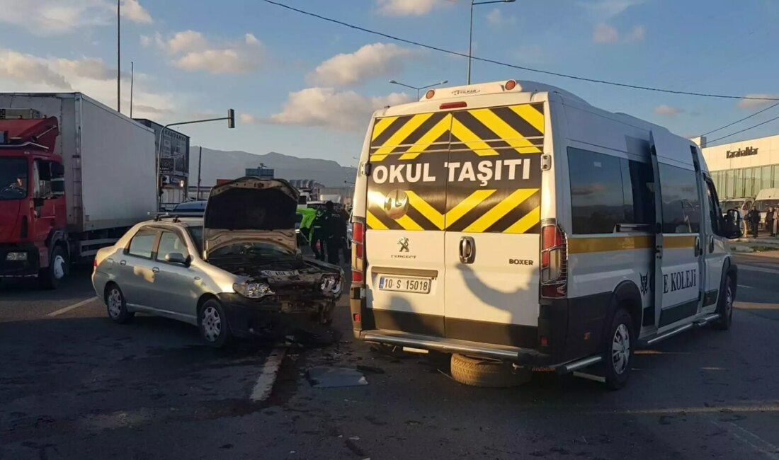 Edremit’te Öğrenci Servisi ile Otomobil Çarpıştı: 7 Yaralı Kaza Detayları