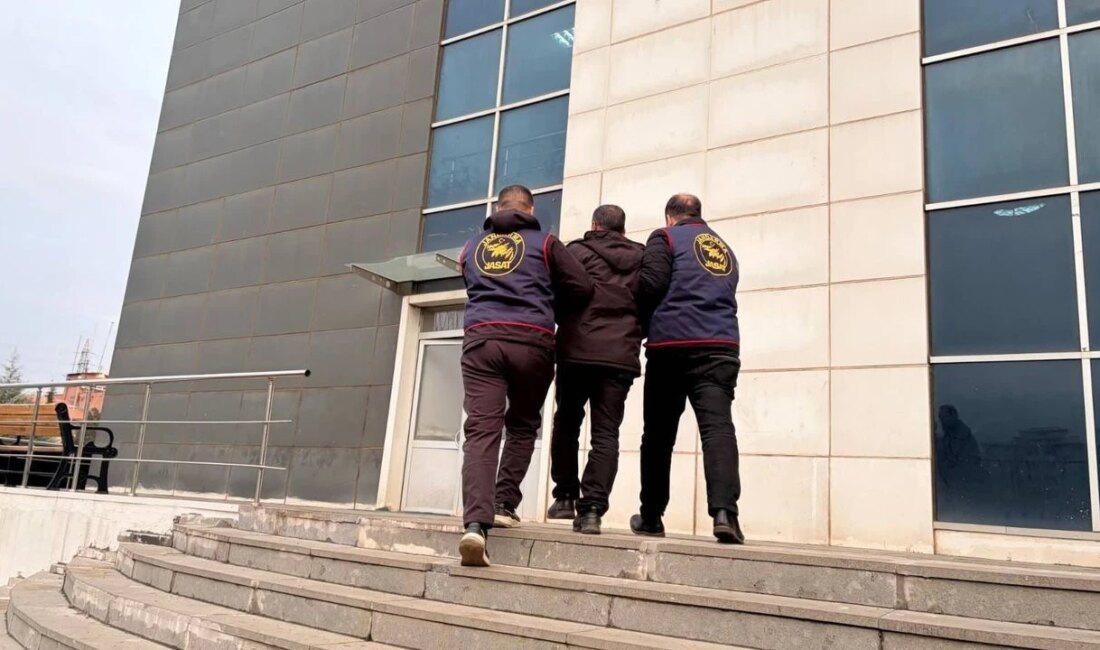 Bingöl’de Tır Kazası: Virajı Alamayan Araç Yan Yattı Kazanın Detayları