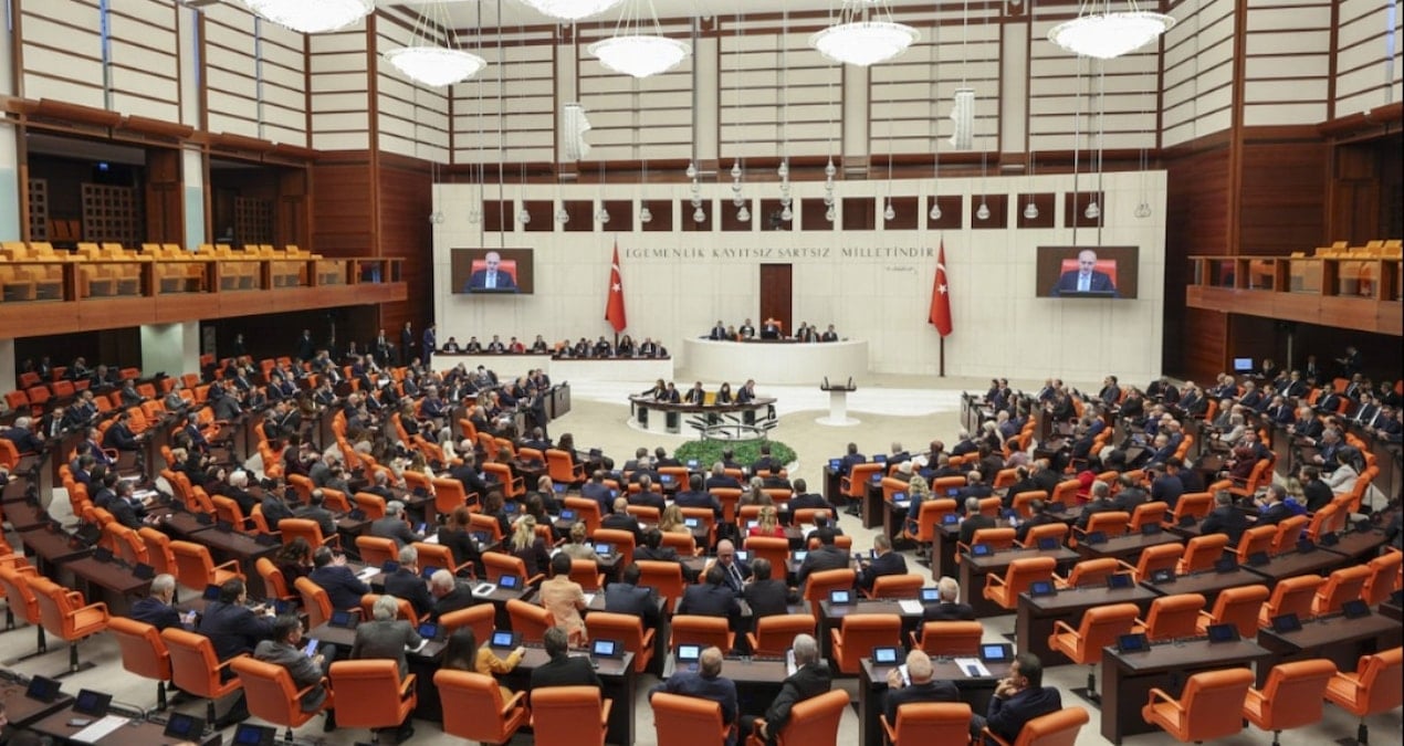 Cumhurun Ellerinin Yukselisi Yeni Bir Donemin Baslangici mi