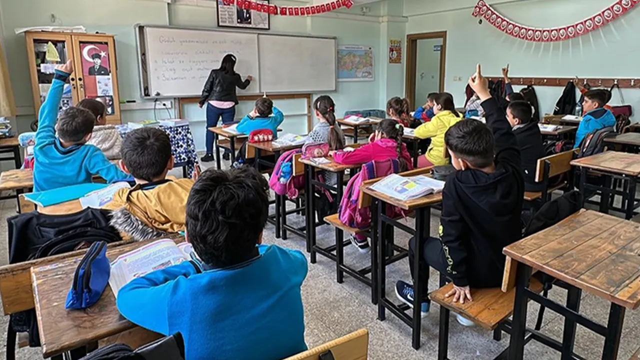 Eğitimde Heves Düşüyor: Öğretmen Atamaları, LGS ve YKS Süreci Tedirgin Ediyor! Türk Eğitim-Sen Başkanı: Öğretmenliğe ve akademisyenliğe heves azalıyor