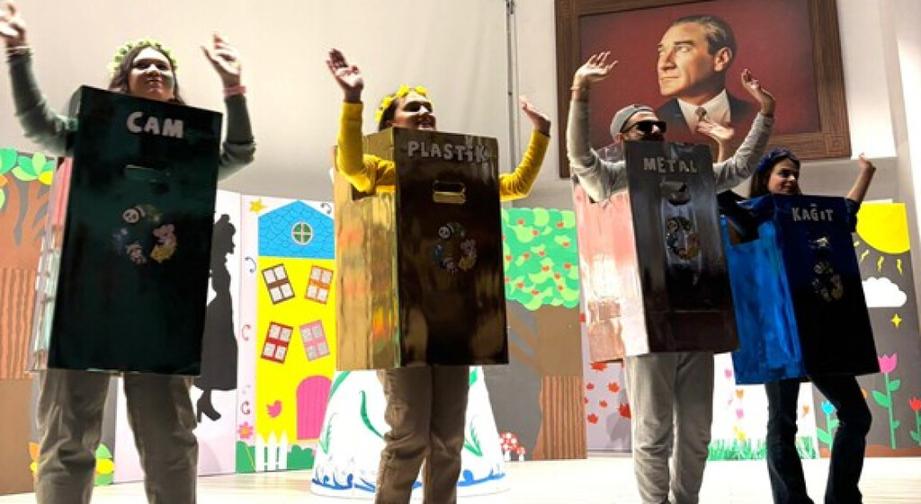 Kütahya Dumlupınar Üniversitesi Öğrencilerinin Tiyatro Gösterisi Büyük İlgi Gördü Eğitim