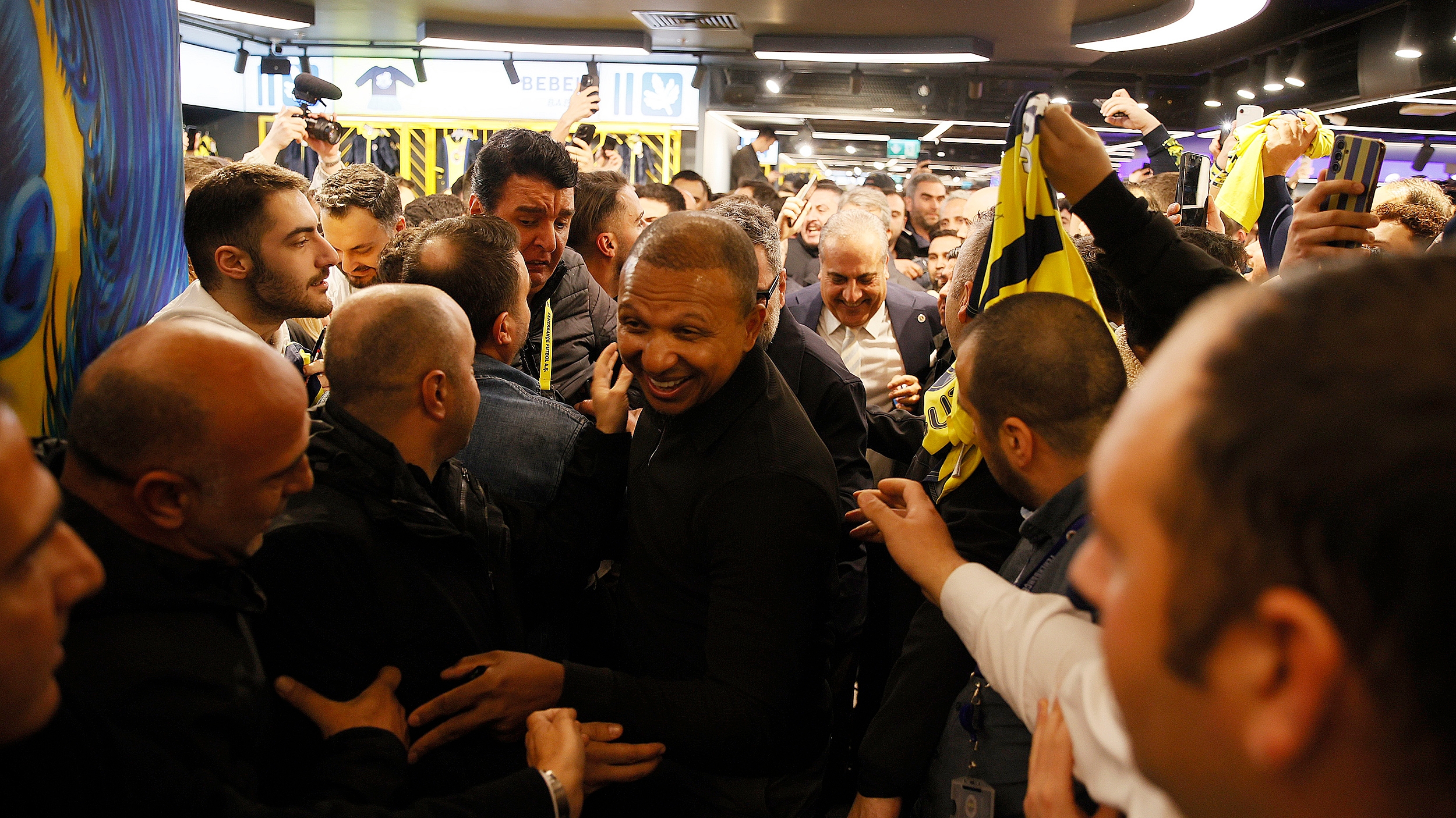 Fenerbahçe'nin Efsane Futbolcuları Taraftarla Maç Sonrası Buluştu! TRTSpor