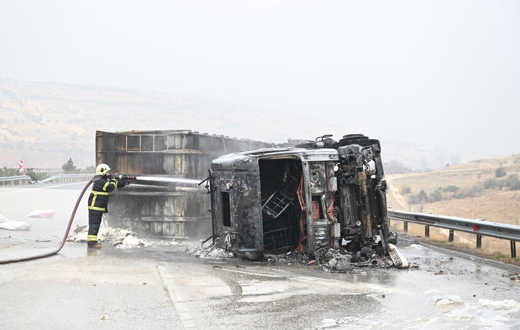 Gaziantep’te TIR Kazası: Araçlarda Yangın Çıktı Kaza Detayları Gaziantep-Şanlıurfa otoyolunda