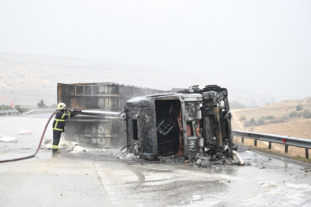 Gaziantep'te 3 TIR Çarpıştı, Alevler İçinde Korku Dolu Anlar Yaşandı Yangın sonrası TIR'lar