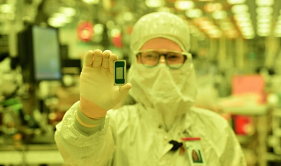 Intel ve Apple Arasındaki Potansiyel Ortaklık: Hisse Senetlerinde Dalgalanma Intel’in