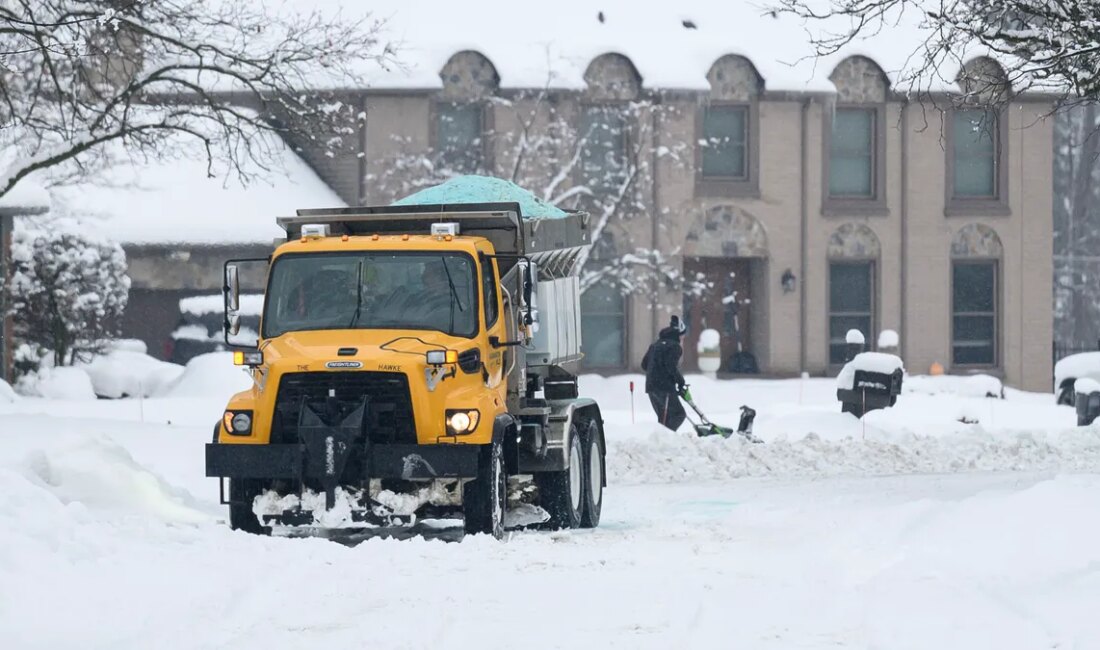 Kar Yağışı Metro Detroit’i Etkisi Altına Aldı: Okullar Kapatıldı, Yollar