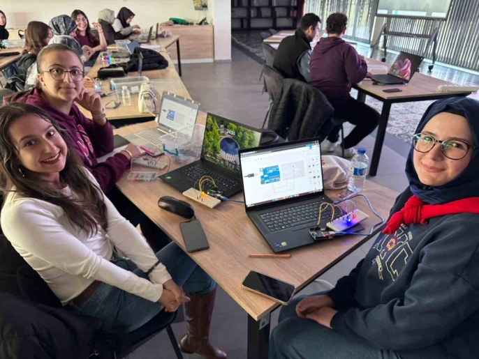 Kayseri Büyükşehir Bilişim Akademisi'nde Öğretmen Adayları Robotik Kodlama Eğitimi Alıyor Kayseri Bilişim Akademisi