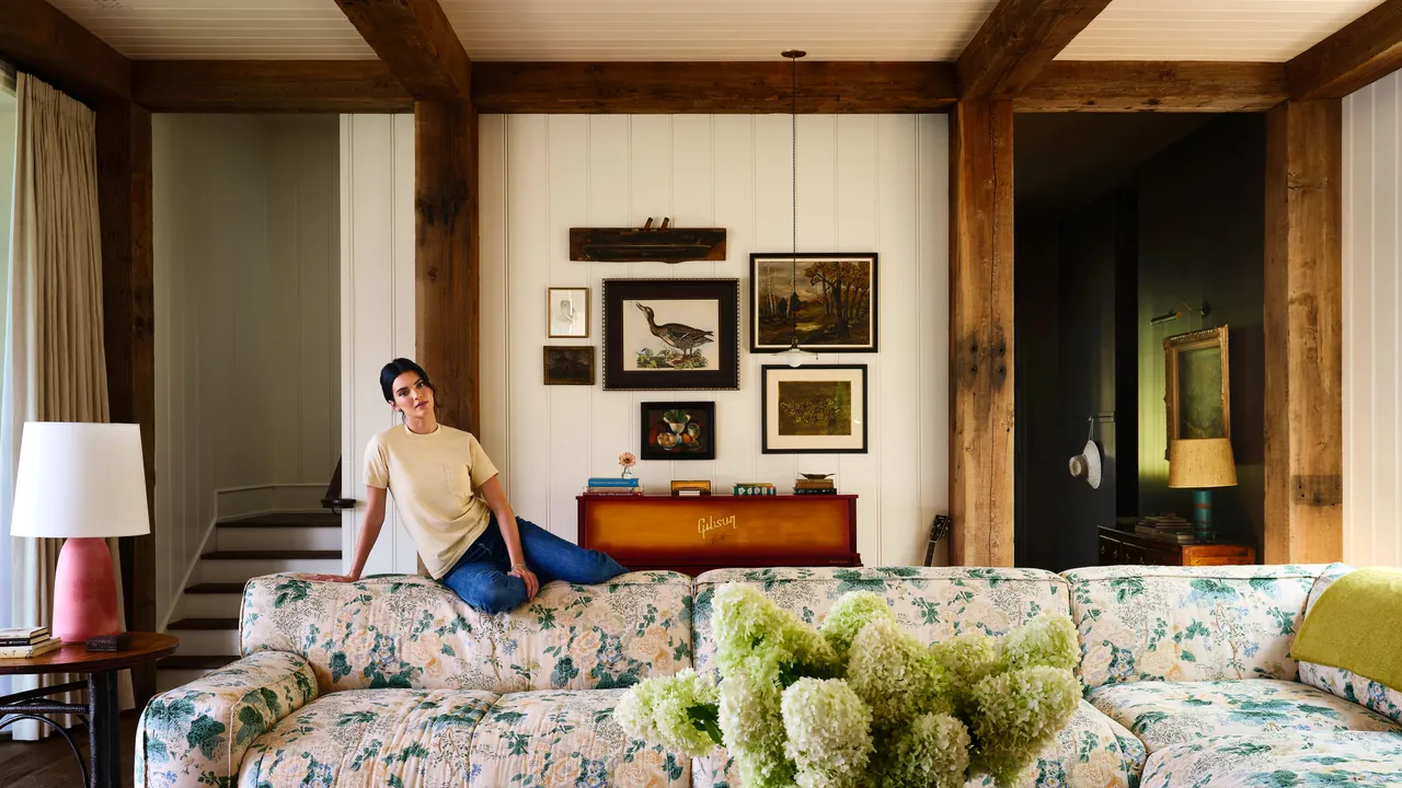 Kendall Jennerin Dag Kacamaginda Renkli Cicekler ve Grafik Desenler