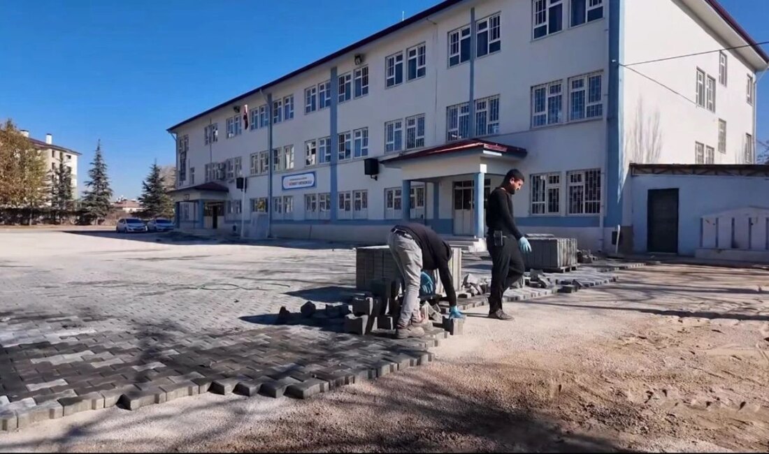 Kümbet Ortaokulu’nda Kilit Parke Döşeme Çalışmaları Tamamlandı Elbistan Belediyesi’nin Eğitime