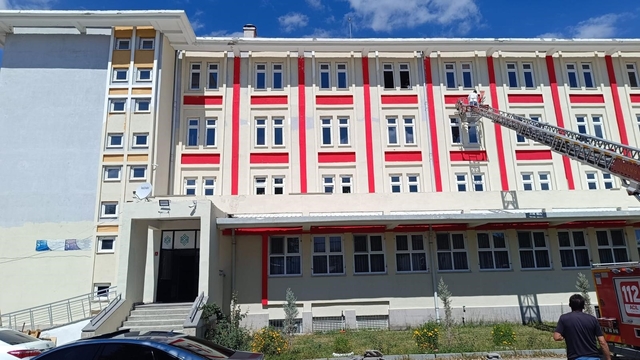 Çiftlik Anadolu İmam Hatip Lisesi’nde Takdire Şayan Boya Yenileme Çalışması