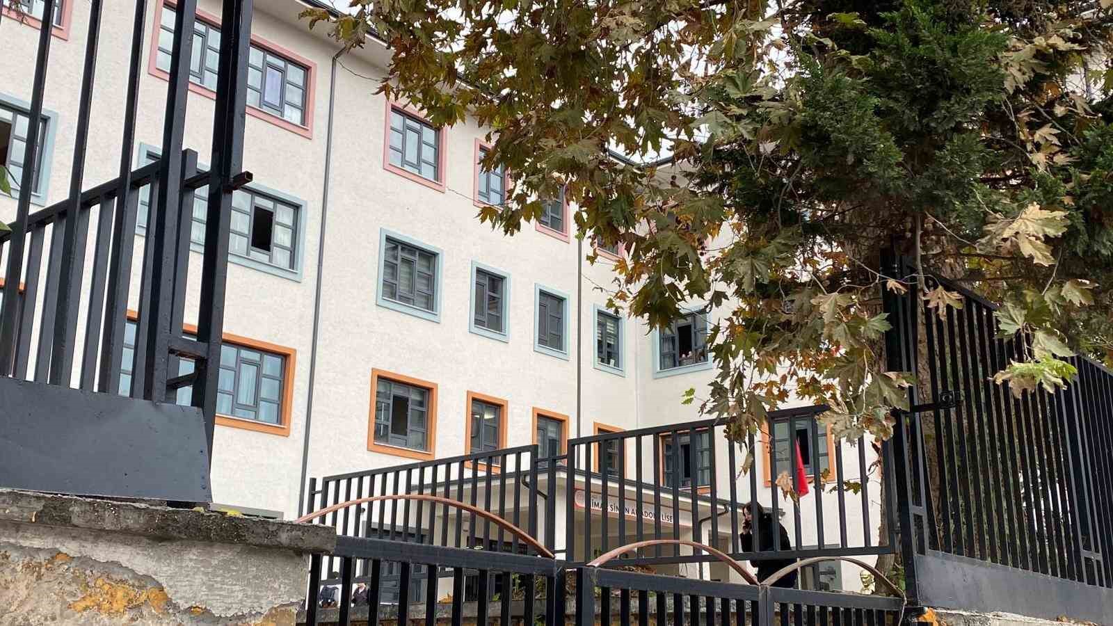 Okul Penceresinden Düşen Öğrenci Ağır Yaralandı: MEB'den Açıklama Geldi Okul Penceresinden Dusen Ogrenci Agir Yaralandi MEBden Aciklama Geldi