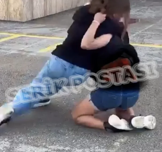 Okul Bahçesinde Şiddet Olayı: 11 Öğrenci Gözaltına Alındı Kız Öğrenci