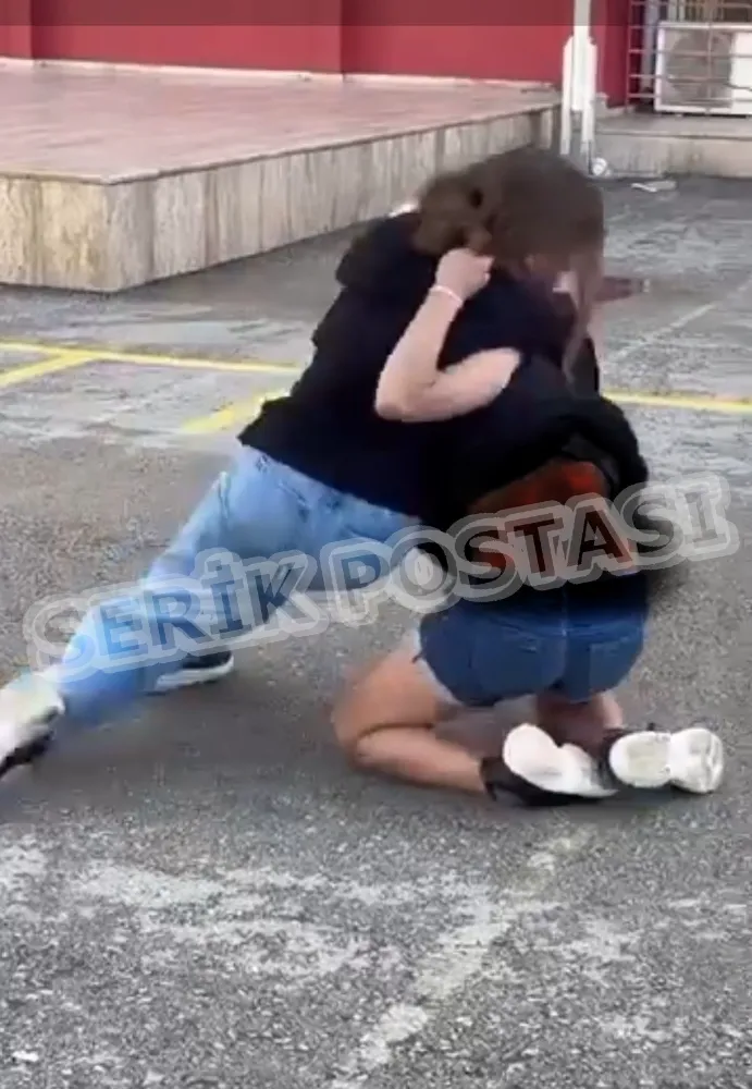 Okul Bahçesinde Şiddet Olayı: 11 Öğrenci Gözaltına Alındı Kız Öğrenci