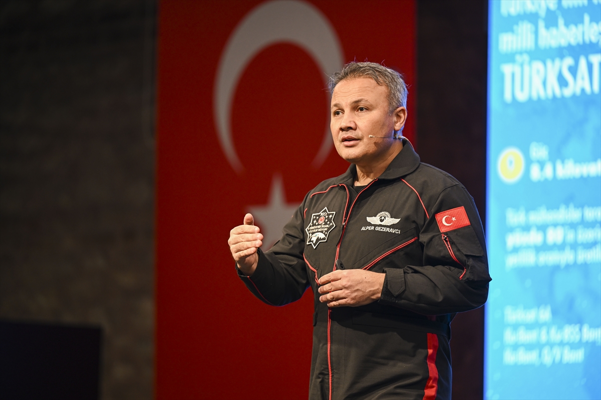 - "Koymuş olduğumuz hedef, sadece Ay'ın etrafında bir tur atıp